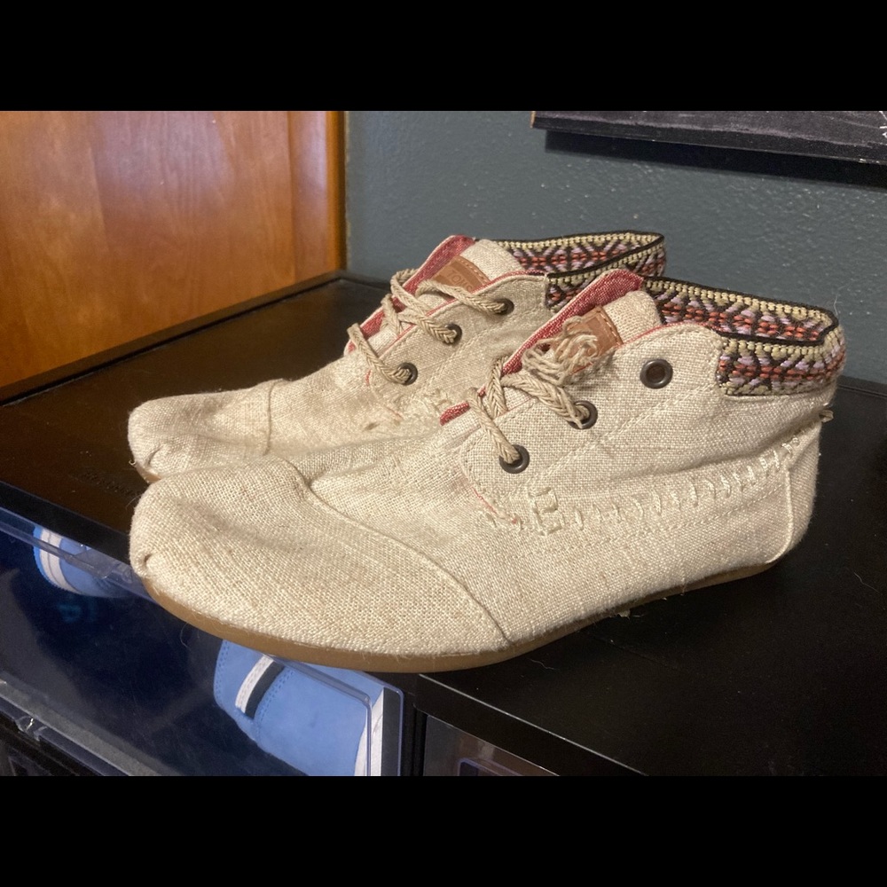 TOMS women’s size 7.5 shoes